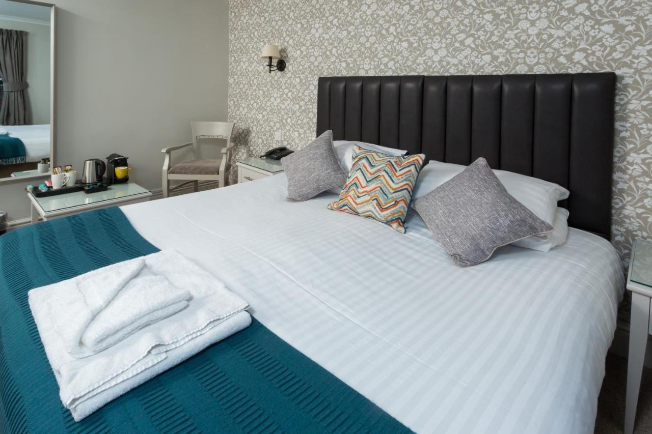 The Dog & Bear Hotel Ленхем Экстерьер фото